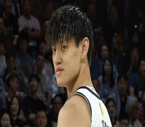 篮网战胜太阳，门票销售曾凡博枯坐板凳NBA生涯到此一游