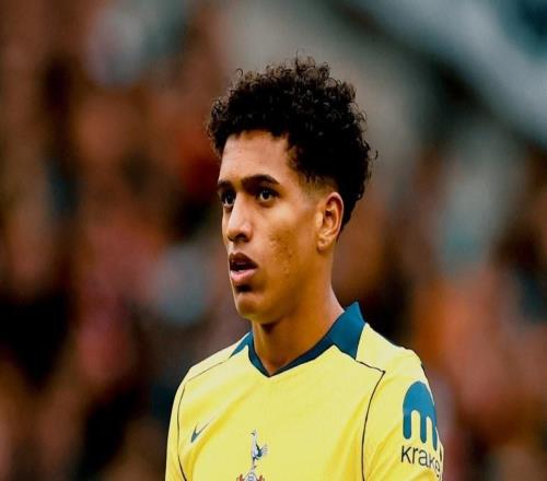 客战曼联替补登场，巴西后卫索萨迎来热刺生涯首秀