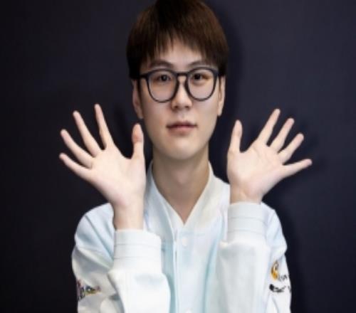 横扫WE后IG辅助meiko晒照：早点下班，吃多点