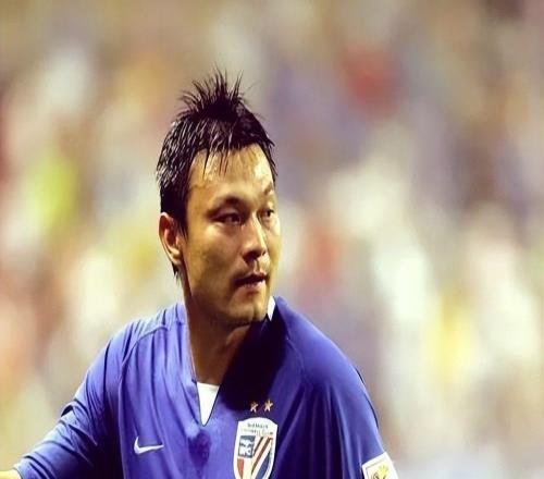 申花队长退役后转型成功，如今执教三镇梯队，妻子为了他付出太多