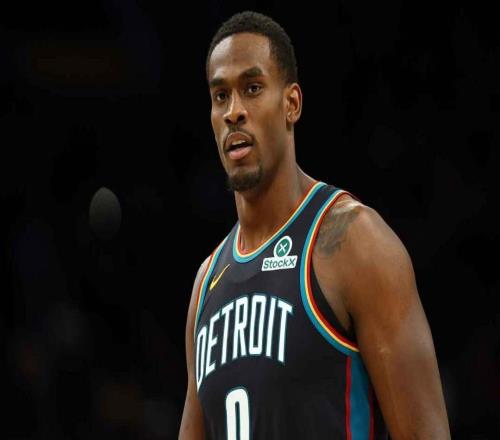 坏消息，活塞队中锋杰伦杜伦因膝伤提前离场