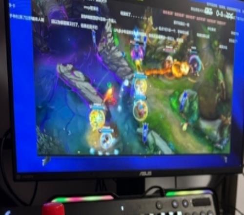 主持人十月：一边吃晚饭一边看这么一场神人比赛真是惬意啊