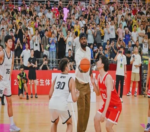 NBA球员勒布朗詹姆斯现身上海交大，为篮球表演赛开球