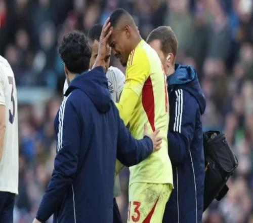 森林门将维克托鲁莽出击送大礼后受伤，被换下时泪洒赛场