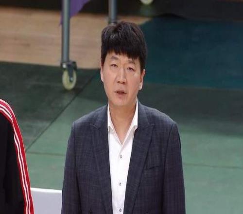 邱彪摔衣服被罚下，激发全队斗志，山东男篮逆转南京高诗岩25+11