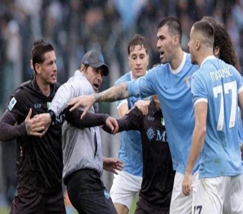 孔蒂冲入球场平息混战！那不勒斯20拉齐奥，三张红牌引爆意甲