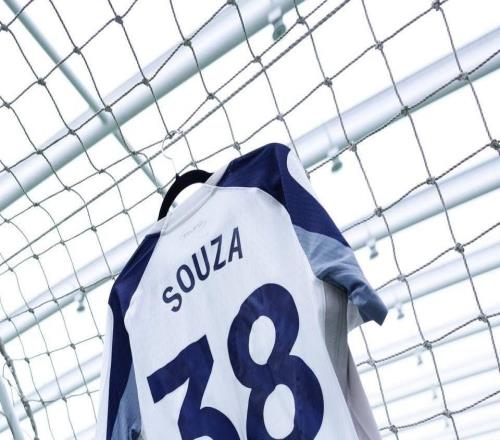 官方：热刺新援索萨将身披球队的38号球衣