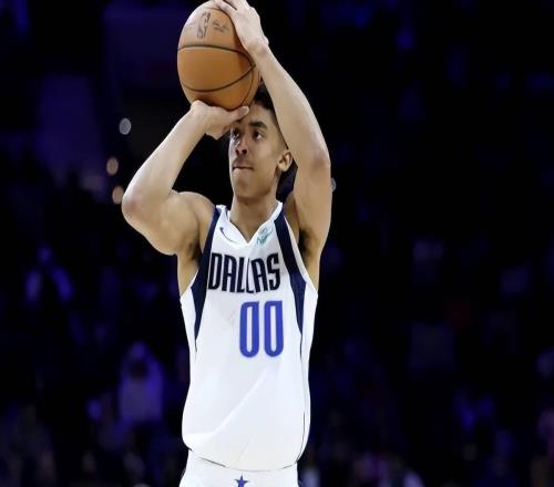 近三战22+3+3，赛季三分46.6%，短短一年，他从交易添头成为首发