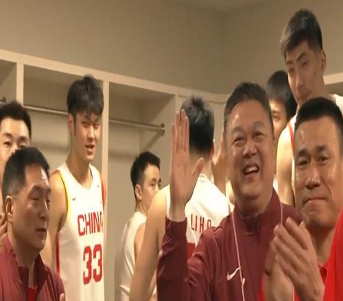 男篮更衣室不断庆祝！唯独一人没参与，坐在角落大口喘气
