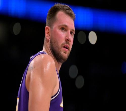 湖人队里夫斯带队击败76人后谈东契奇的伤情：他是我们最好的球员