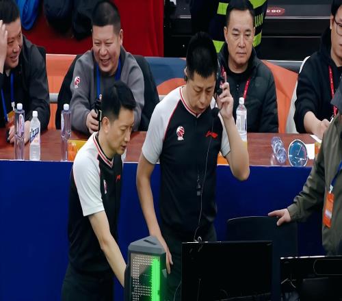 23分大胜、豪取7连胜！山东男篮13记3分引爆全场，邱彪多次发飙