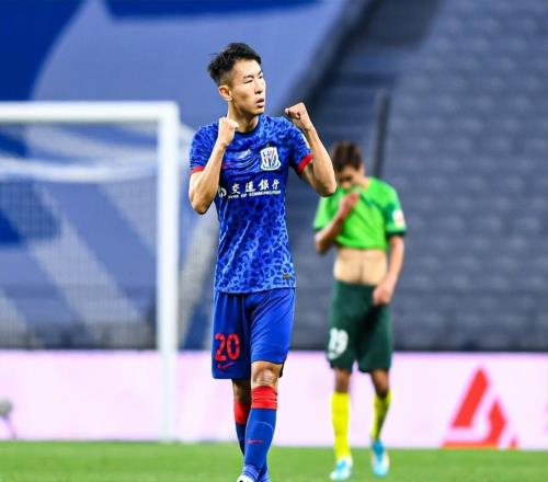 于汉超离开申花后敲定新去向，跟大连英博队长同框亮相，引发热议