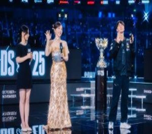 余霜：“S15某一瞬间很像S7，回忆涌入脑海，2025LPL故事结束了”