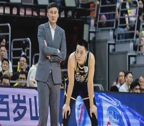 真相大白！广东男篮“惨败”原因曝光，杜峰不该犯错胡明轩怎么了