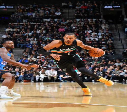 10人伤停！联盟第一雷霆遭马刺四杀文班22+14凯尔登25分