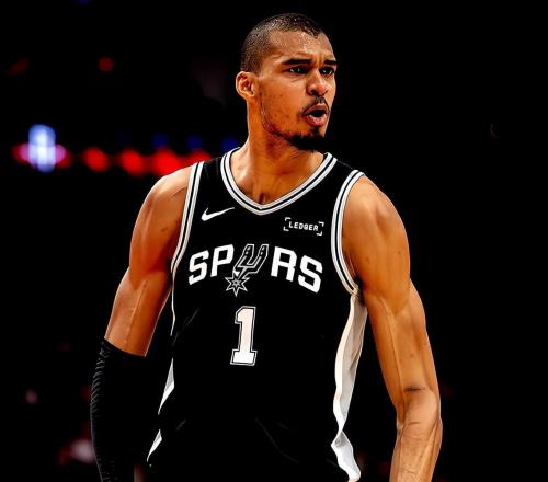 38分16板5帽4记三分球！文班亚马创神级纪录，马刺露出冠军相