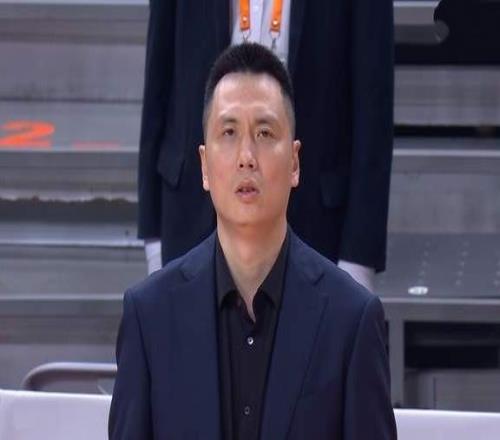 上海男篮双杀广东，怀特塞德28+13内线碾压张镇麟23分杜锋没招