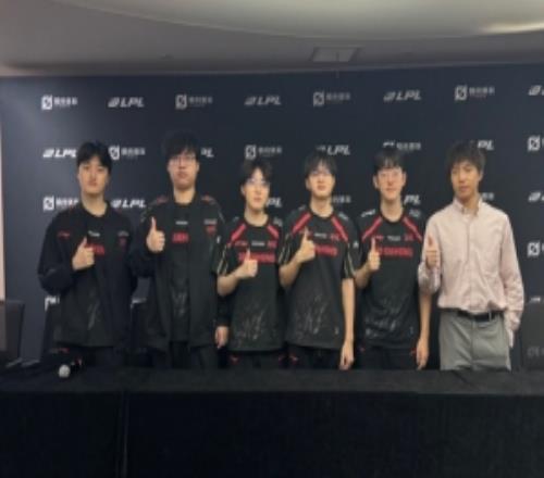 JDG赛后群访教练：中期的运营问题要调整进步队员们打的挺好的
