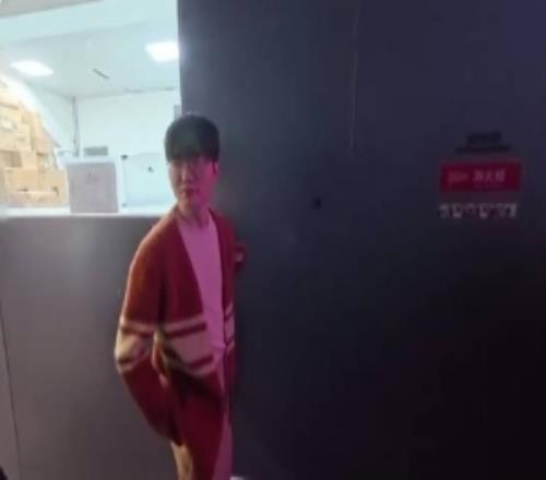 T1发布成都见面会前的花絮Faker：不紧张今天努力学习中文了