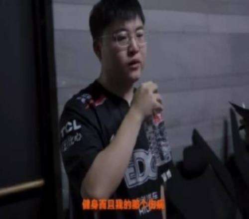 爆料人：只能说大家都在等Uzi回来打比赛但目前看希望渺茫