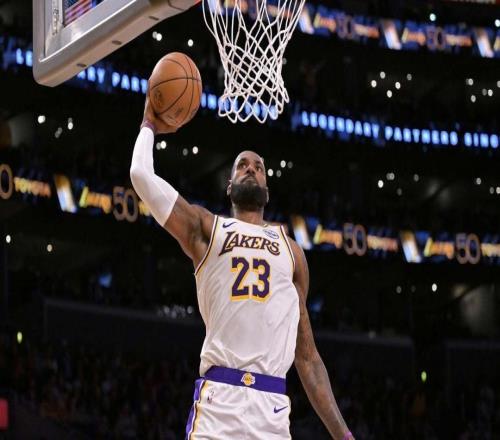 詹姆斯41岁生日当天，湖人队新秀阿杜蒂耶罗为他演唱生日歌