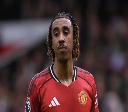 费迪南德：约罗在比赛中爱强上身体，但对位球员大多都比他壮