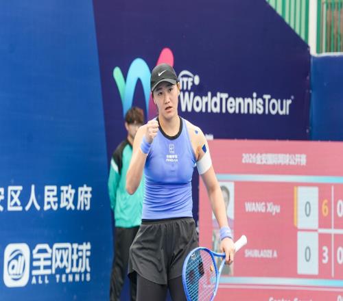 13连胜冲第三冠！中国女网25岁1米82王牌闪耀：蜕变看齐郑钦文