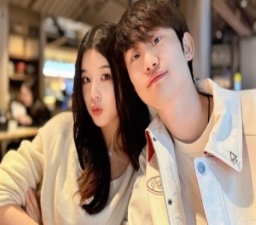 糖小幽晒与doinb小金合照：感恩生命中所有的一切