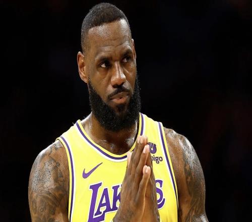Shams：湖人对詹姆斯坐骨神经痛伤势态度谨慎，预计11月中旬复出