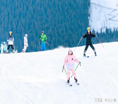 拼“残票”，找学生优惠，“穷滑”的年轻人，把中产滑雪拉下神坛