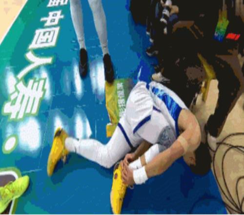 广厦男篮遭重创：孙铭徽崴脚痛苦倒地无法行走被背回更衣室