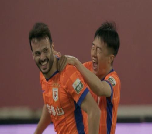 自2013年的武磊以来，瓦科是首位单赛季中超三次戴帽的球员