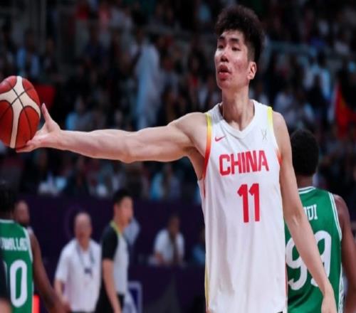 非要征召余嘉豪球迷：CBA连打亚洲比赛的球员都培养不出来吗
