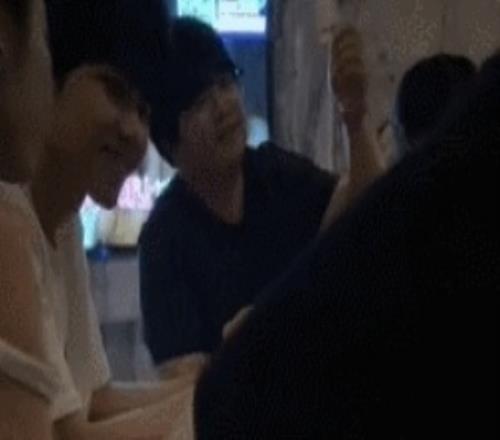 俱乐部团建网友分析BLG商K人员中ON身边黑衣男子疑似瓦选手rushia