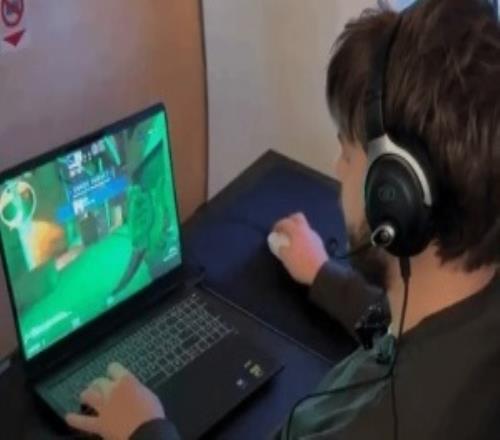 马斯克吹爆！飞机上能流畅玩CS2网速比家里还快