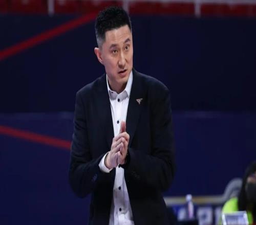 早就看上了！杜锋示好萨姆纳画面曝光球迷调侃就差明说来广东队
