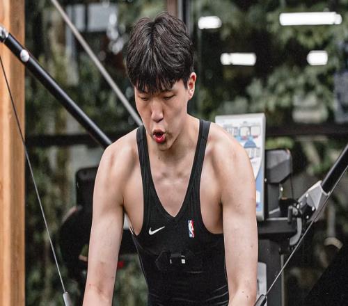 美记：健康罗威，杨瀚森难夺其替补中锋之位，开拓者对其施压有度