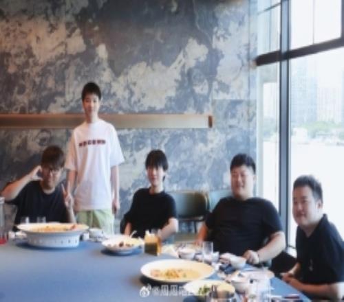 姿态女友分享姿态和MingLetmeAJ等聚会：朋友是生活的解药