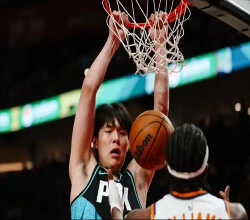 9分5板3助1帽！杨瀚森NBA最强一战！梦幻舞步+暴力吃饼，马威懵了