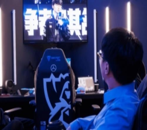 LOL官推分享Tabe看Faker赛后采访照片：最高的山，最长的河