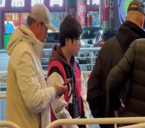 小插曲，申花主帅斯卢茨基现场观战超级杯入场过闸机时遇阻