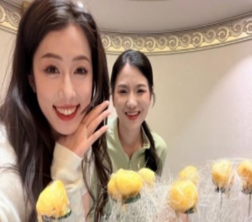 主持人张小薇晒照：来内蒙古出差第一次见罐装奶粉生产线好神奇