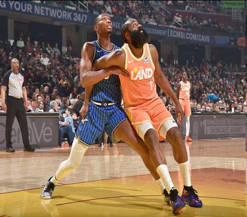 哈登上半场22分米切尔全场狂轰42分创神迹：比肩詹姆斯韦德