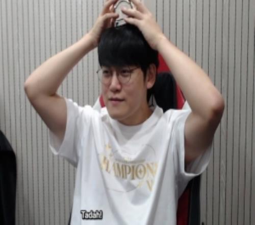 真是爽到了Gumayusi在直播间向粉丝们多角度展示FMVP奖杯