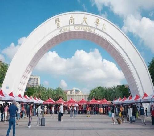 全红婵到暨南大学报到，与院长苏炳添合影