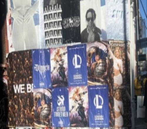 纽约市LOL宣传广告与歌手斯泰尔斯争夺版面歌手粉丝撕下LOL海报