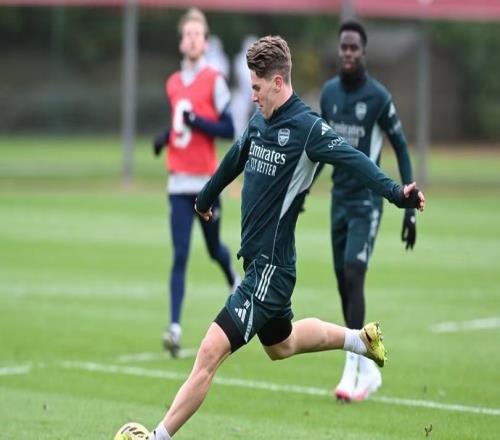 记者：哲凯赖什手指骨折，但他带伤坚持参加比赛和训练