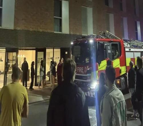 米尔沃尔赛前住的酒店凌晨报火警，队员睡眼惺忪跑到街上
