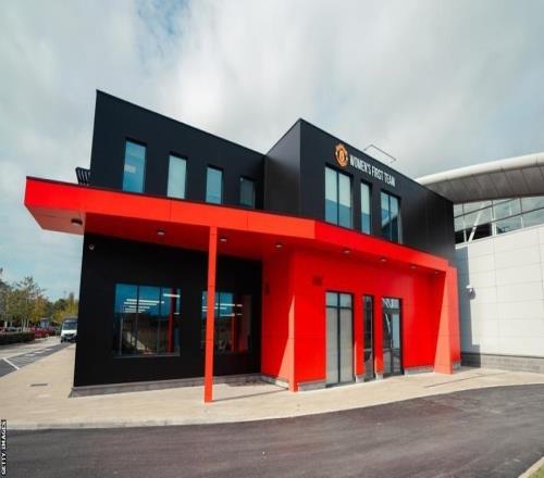 邮报：曾有曼联球员懒得倒车，直接开上车位旁边的草地掉头