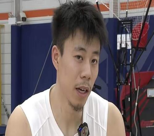 还有油吗上海男篮试训36岁外援中锋，出战热身赛巅峰赛季17+14